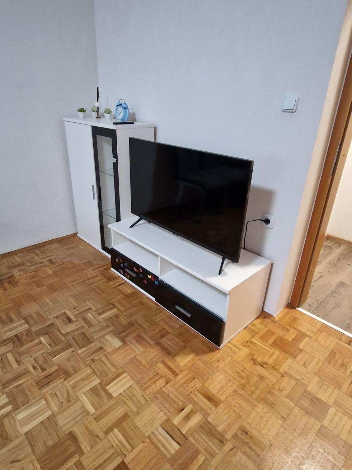 Apartma-Sobe Lejla Vipava Bagian luar foto