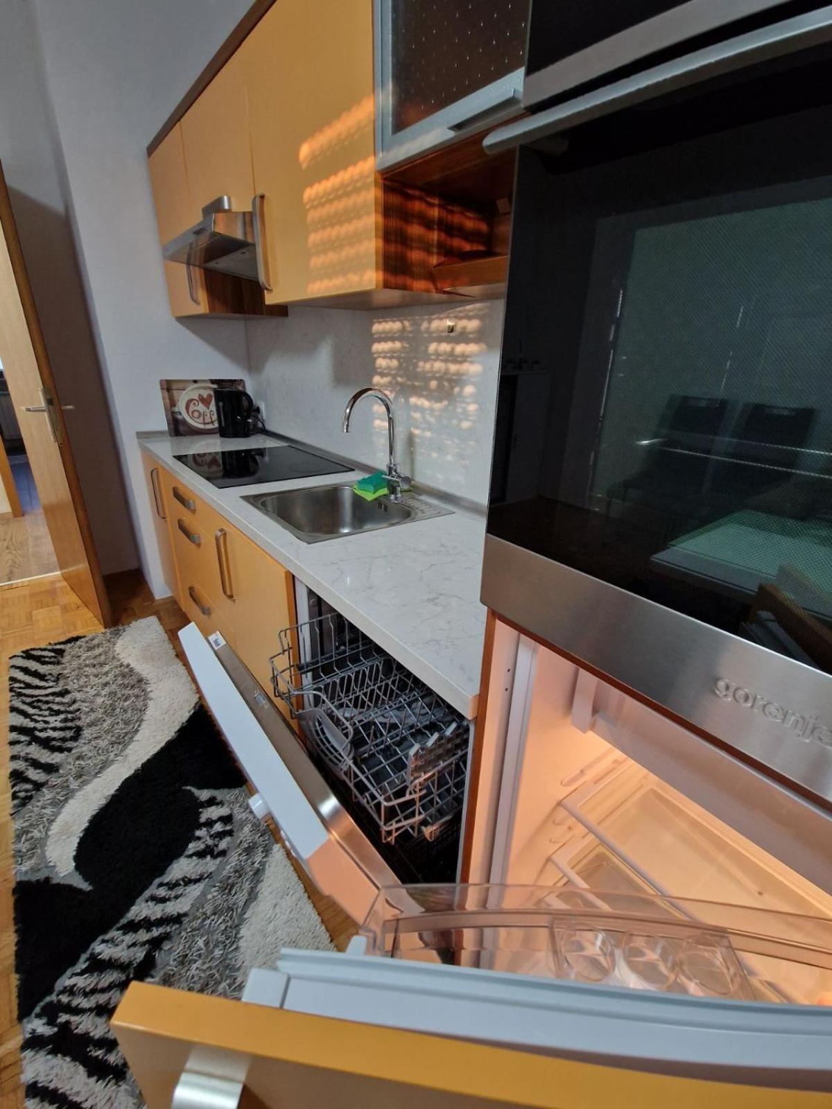 Apartma-Sobe Lejla Vipava Bagian luar foto