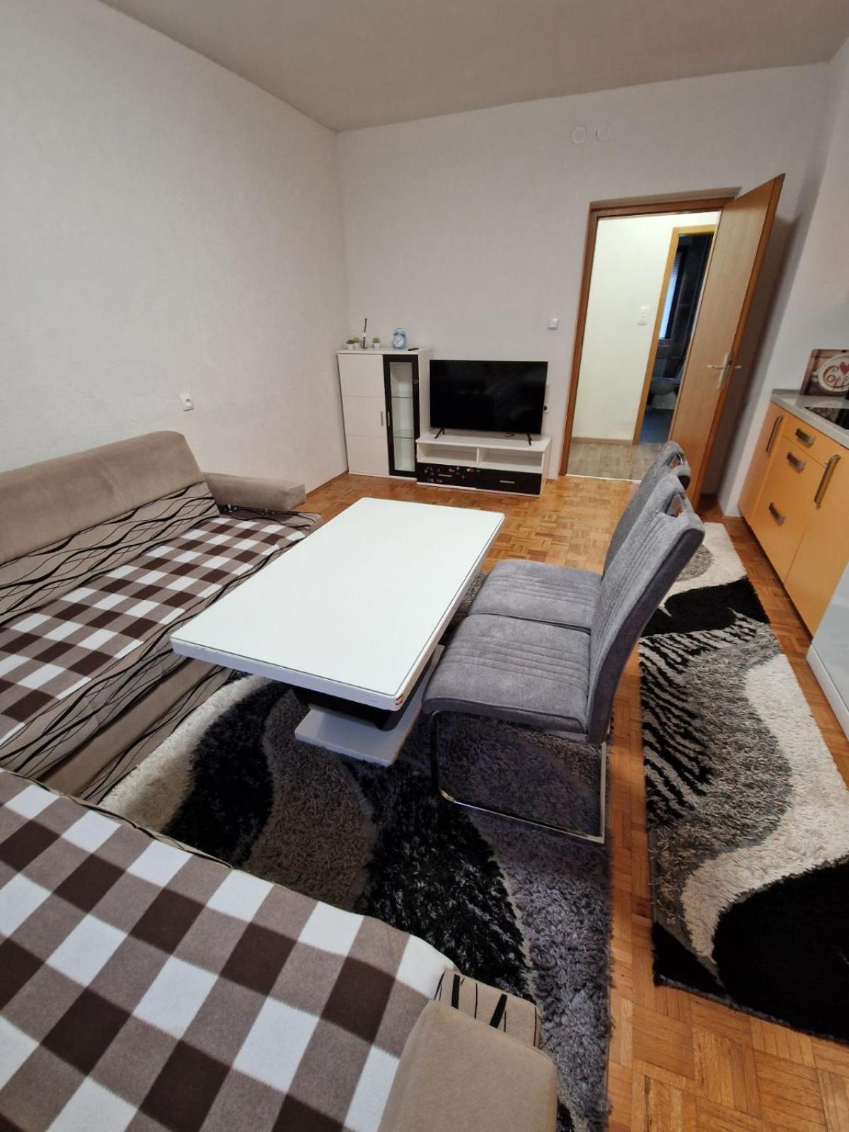 Apartma-Sobe Lejla Vipava Bagian luar foto